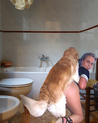 Follando con el perro en el baño
